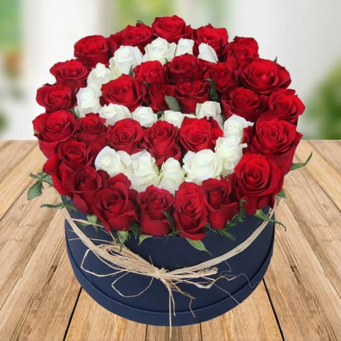 Kutuda Özel Kırmızı Ve Beyaz Güller