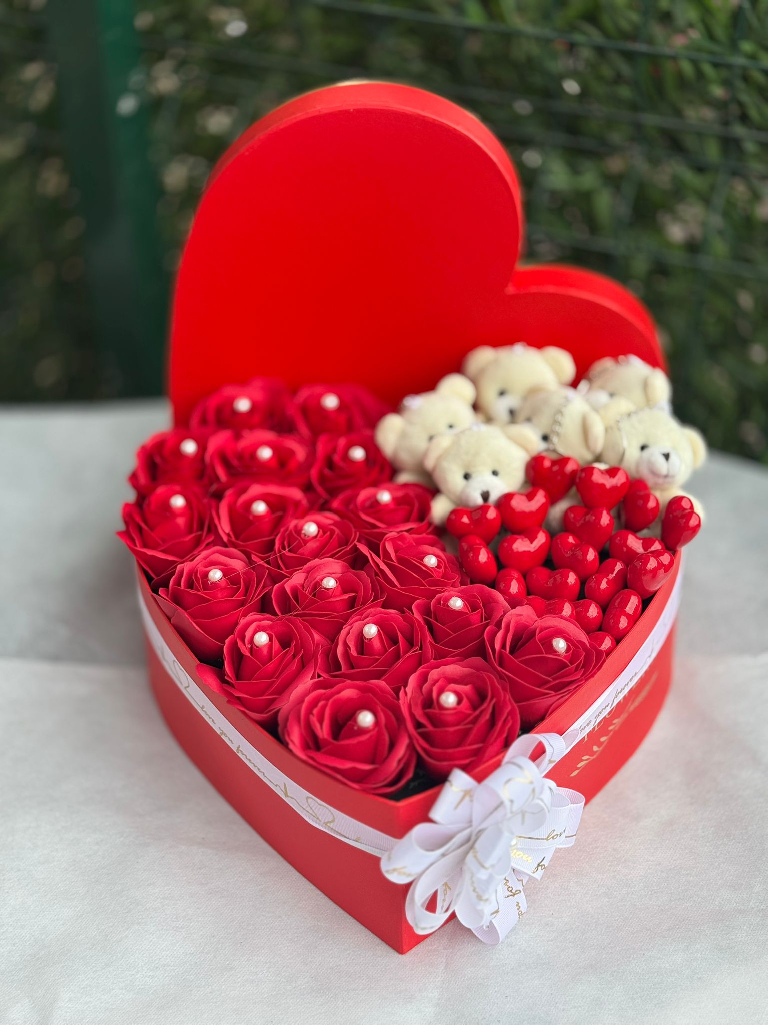 Kutuda Yapay Gül Ve Ayıcık 