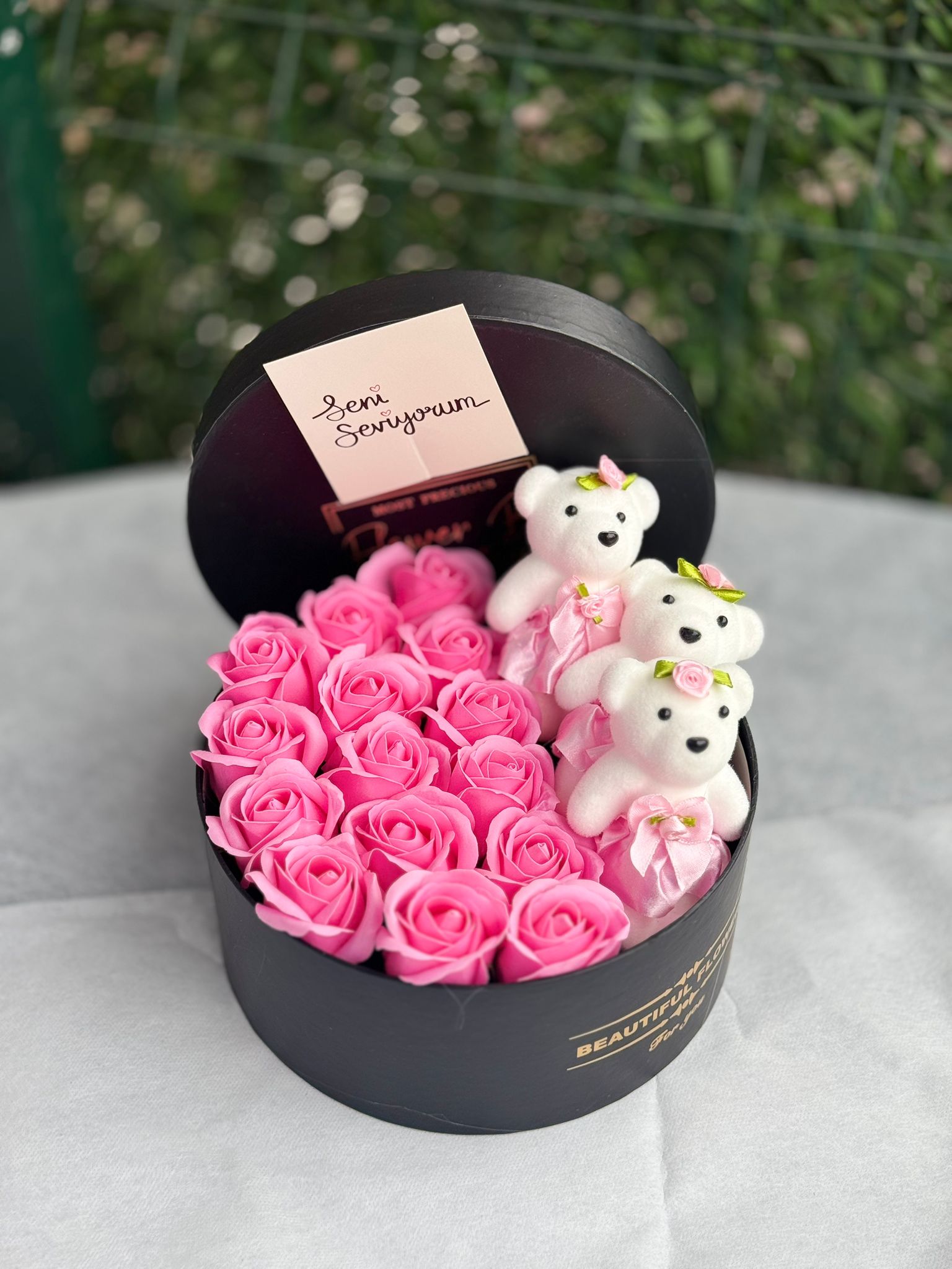 Kutuda Yapay Pembe Gül Ve Ayıcık 