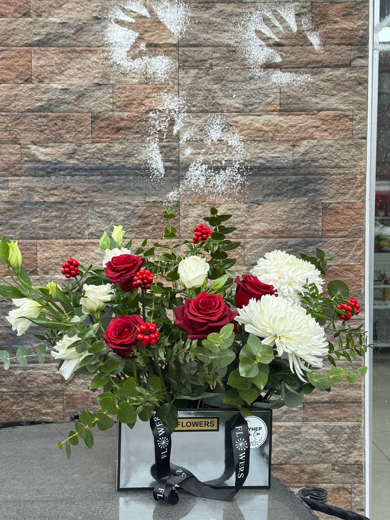 Çantada Gül ve Kokina 