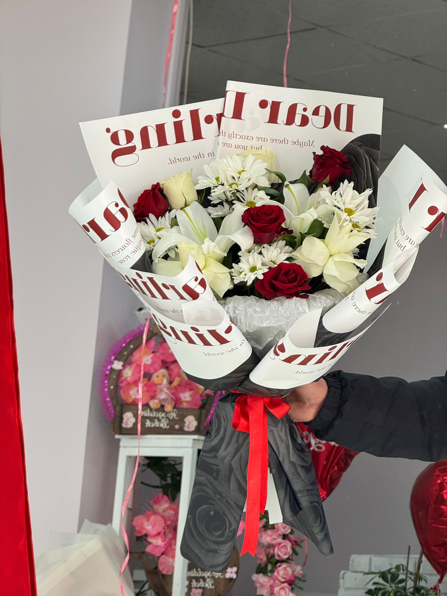 Kırmızı Gül ve Beyaz Çiçek Buketi